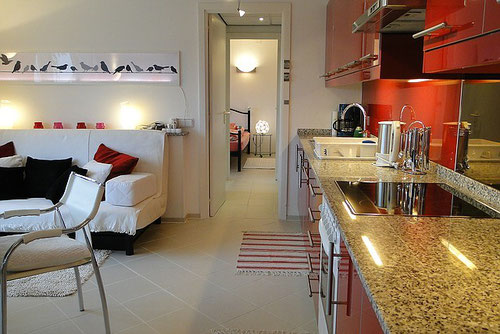 Wohnzimmer mit Küchenzeile und Blick in Dile und Schlafzimmer, Ferienwohnung Valencia