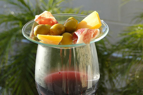 Spanische Tapas auf einem Glas Rotwein, Foto: Birgitta Kuhlmey