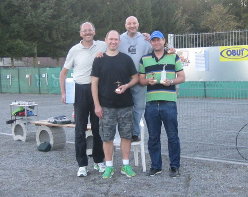 Bild 1 zeigt die Sieger bei den Erwachsenen (v.r.) mit Frank (1.), Denis (3.), Sascha (2.) und Dieter (4.)            Bild 2  zeigt die Sieger der Kinder  (v.r.) Neo (3.), Marvin (1.) und Luis (2.)