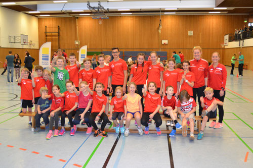 Die Teams mit den Trainerinnen Rebecca Huckesetin und Luisa Bayer