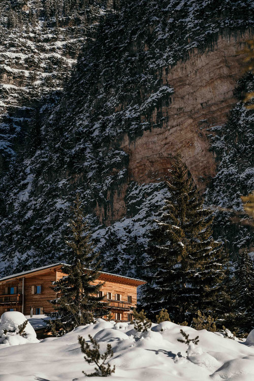 Berggasthof Pederü im Winter im Rautal bei St. Vigil, umgeben von verschneiter Dolomitenlandschaft im Naturpark Fanes-Sennes-Prags. ©Marika Unterladstätter