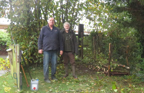 photo : Christian, Lucien et la haie sèche en cours de construction