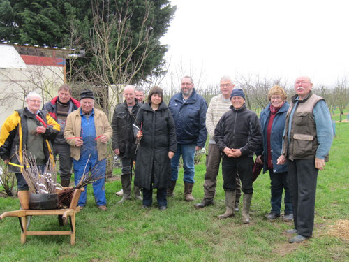 Malgré la pluie, une quinzaine de participants à l'atelier greffes à l'anglaise du 13 février 2106 au verger ont le sourire!