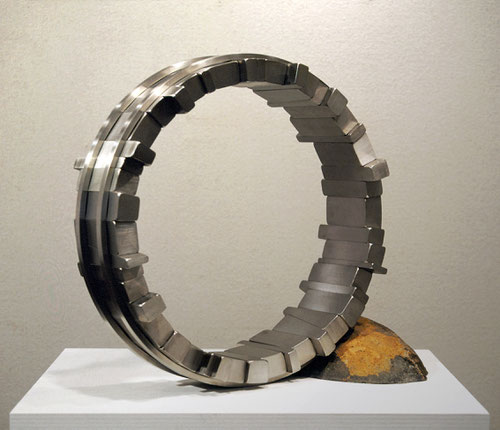 ＜Circle - No.26＞ ／ 1998 ／ stainless steel 、stone ／ H.45x50x20 (φ45) cm 　　　　　　　　　　第6回東京野外現代彫刻展[模型入選]