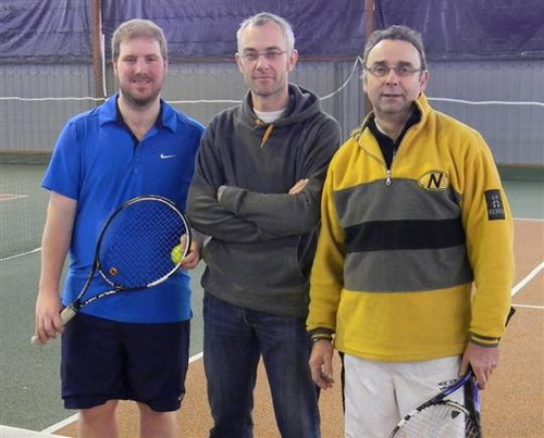 Stéphane Wolf entouré par deux adversaires du premier tour, Guillaume Chappuis (Audincourt) à gauche et Jean Stenzel (Beaucourt). Photo Daniel Daucourt