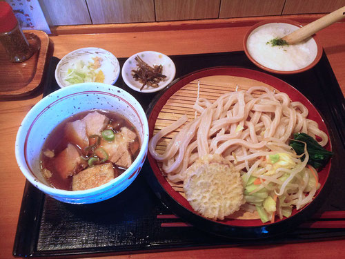 相方の 肉汁うどん＋トロロ　並盛りの麺は少なく見えますが300gもあり、十分な量