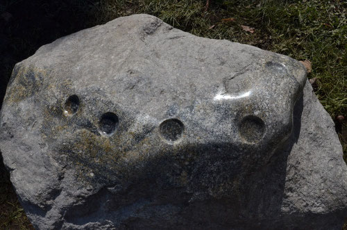 Handpolierte Schalen im Stein (polished by hand)