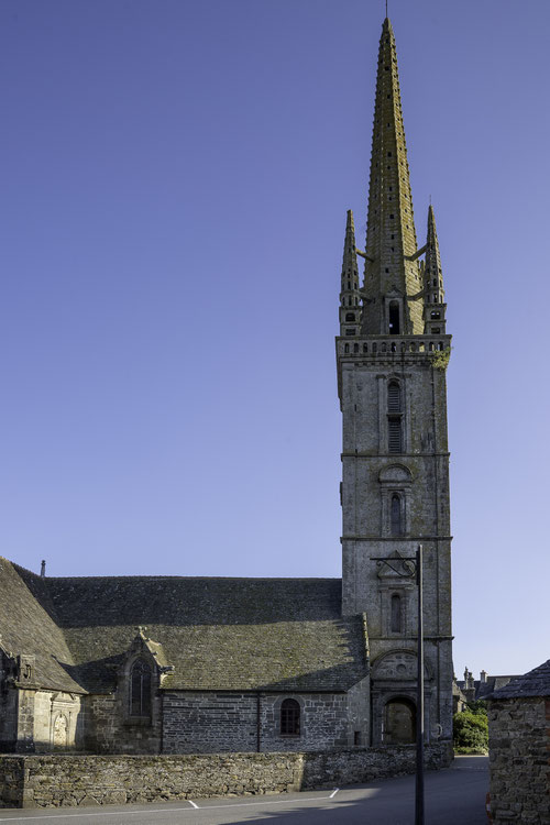 Bild: Glockenturm der Église Saint-Suliau im umfriedeten Pfarrbezirk von Sizun  