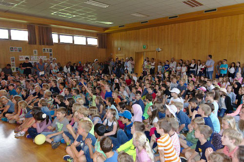 Alle Kinder versammelten sich in der Mehrzweckhalle.