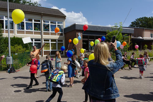 ... ließen dann endlich im von der Flugaufsicht genehmigten Zeitfenster die Luftballons steigen.