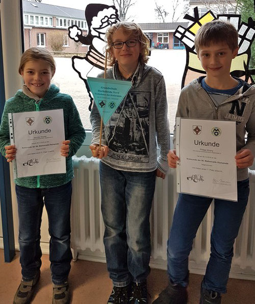 Die stolzen Kinder mit ihren Urkunden
