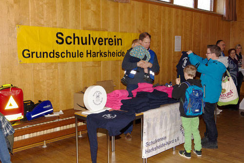 Der Schulverein verkaufte Jacken und T-Shirts.