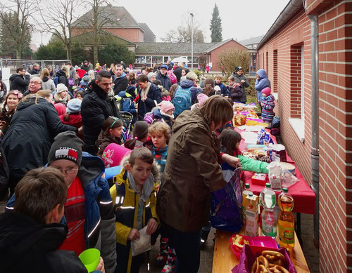 Wir warten auf's Christkind. Ach nein, auf den Punsch.
