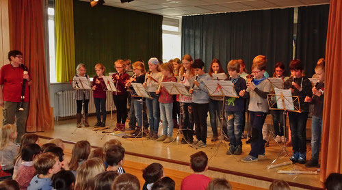 Auch die Flötenkinder swingen sich mit Frau Gustmann in die Ferien.