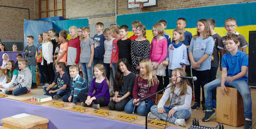 "Du kommst zur Schule!", singen die Kinder der Klassen 4a und 4b.