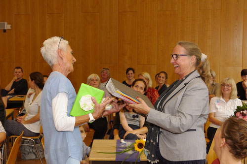 Frau Lilje übergibt die gesammelten Werke für ein Schuljahr an die kommisarische Nachfolgerin Frau Arnold.