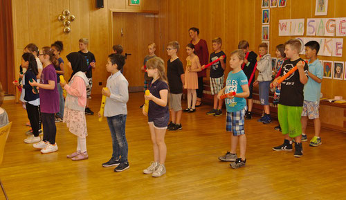 Die Kinder der Klasse 3c singen zu den Boomwhackers.