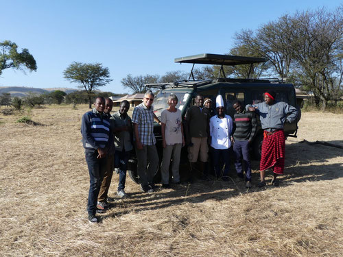 Martina und Antonio mit der Crew vom Mbugani Tented Camp