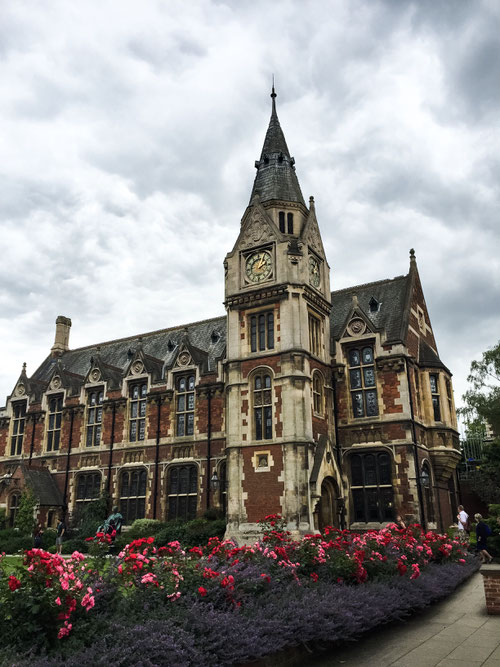 image: nina luca, swiss blogger, uk blogger, cambridge, cambridge university, cambridge college, england, british lawn, my journey, language school, ec school