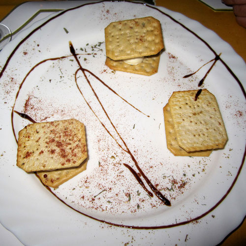 Wenn's Essen wenig ist, muss wenigstens der Teller groß sein.