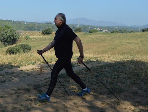 Foto: libro FITTREKking, caminar con bastones III, el autor con bastones de senderismo.