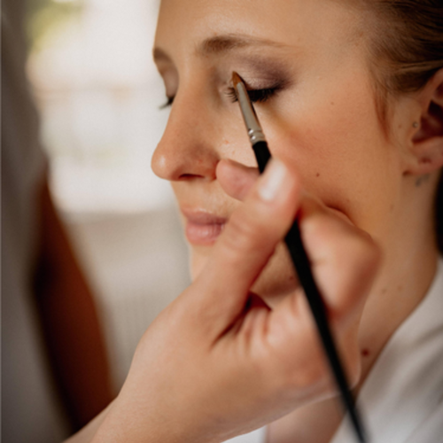 Make-up Gutschein für Tages-, Abend-, Braut-Make-up sowie Amke-up Kurse verschenken. Geschenk Gutschein für professionelles Make-up mit Juliane Sumaj