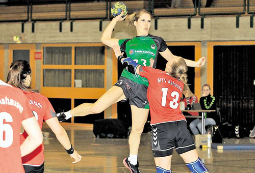 Nur selten sind die TuS-Damen wie hier Chiara Dittrich (am Ball) gegen Ashausens Ann-Kathrin Wachsmann obenauf. Plümer