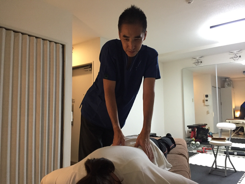 八王子で腰痛・ぎっくり腰ならお任せください。慢性的な腰痛から突然のぎっくり腰まで、豊富な経験と確かな技術で対応いたします。八王子市内全域に出張可能で、通院が難しい方でも安心。臨床24年の施術者による本格施術で根本改善をおこないます。