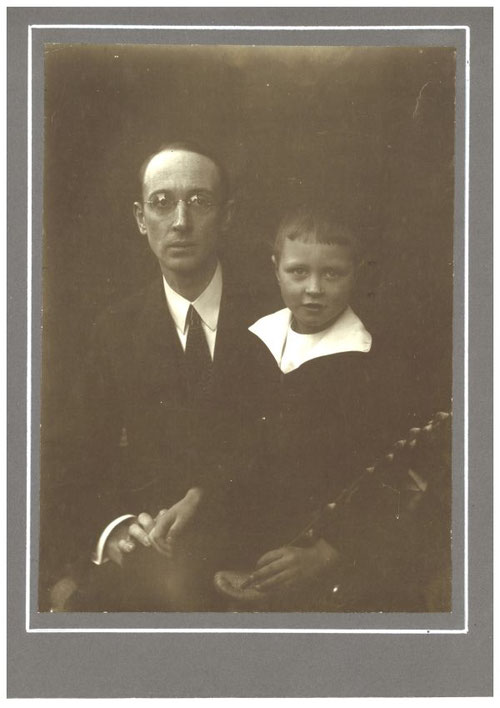Erfindersohn Rudolf Diesel jun. mit seinem siebenjährigen Sohn Arnold in einer Studioaufnahme von Ende Januar 1918.