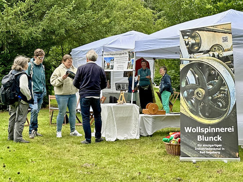 Infostand des Förververeins: zwei weiße Pavillions auf der grüner Wiese mit Besuchern und Vorstandsmitgliedern