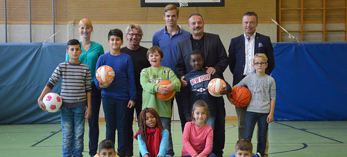 T. Roßdeutsch, M. Aschenbrücker (beide Leitungsteam), FSJ-ler T. Göbel, M. Strelka (Leiter) und T. Dreifürst (JFV-Vorstand) (hinten von links) und einige Schüler. Foto: Tobias Herrling