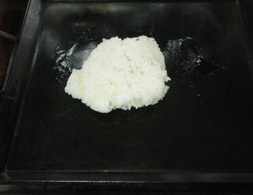 アツアツ鉄板でつくるパラパラチャーハン