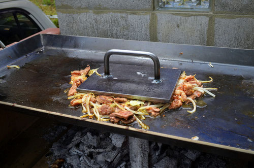 鉄板プレス料理ホルモン焼き