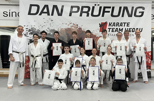 Gruppenbild Dan Prüfung am 01.12.2024. Roland Schellhammer, Thorsten Leupold, Roger Jakob, Julian Schellhammer, Marc Baumgartner, Hannah Singer, Aline Fernandes, Heike Bader. 