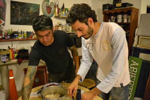 Martín y Pablo preparando la mesa