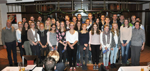 24 Athletinnen und Athleten bedankten sich stellvertretend für den gesamten Verein. Rechts: Martha Krasenbrink, links Andreas Böing (neuer Vorsitzender).