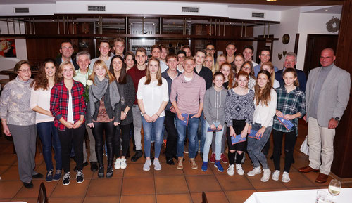 Das Gruppenfoto zeigt die erfolgreichen Sportlerinnen und Sportler mit Bürgermeister Jürgen Bernsmann, der Ehrenvorsitzenden Martha Krasenbrink, dem 1. Vorsitzenden Andreas Böing und LVN-Stützpunktrainer und LAZ-Sportwart Jürgen Palm.
