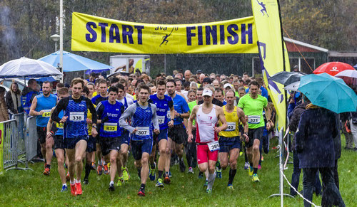 Start des 5- und 10-km-Laufes mit Stefan Ritte (338), Janek Betting (832) und Erik Höpfner (307). (Foto: Jan-Hendrik Ridder)