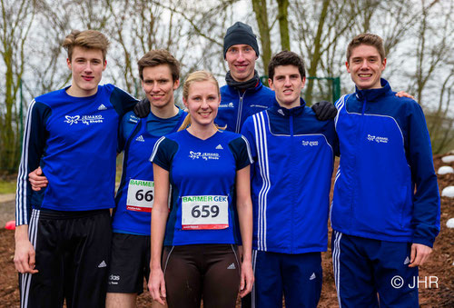 Jan-David Ridder, Jonathan Kolks, Jasmin Nieland, Stefan Ritte, Janek Betting und Malte Stockhausen (v.l.) kämpften sich in Herten durch die Schlammmassen. (Foto: Jan-Hendrik Ridder)