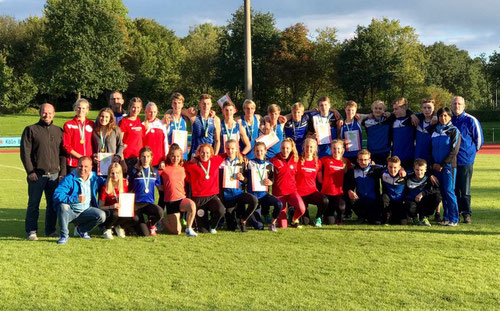 Das Foto zeigt die U16- und U18-Mannschaften 2017 nach der Siegerehrung in Troisdorf.