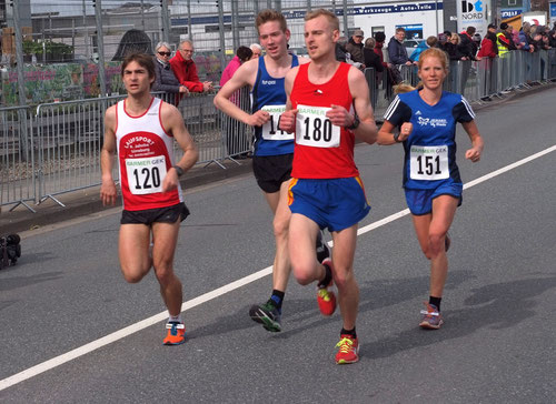 Jana Groß-Hardt und Marcel Eckers (beide im blauen LAZ-Dress) zeigten hervorragende Leistungen bei der Halbmarathon-DM.