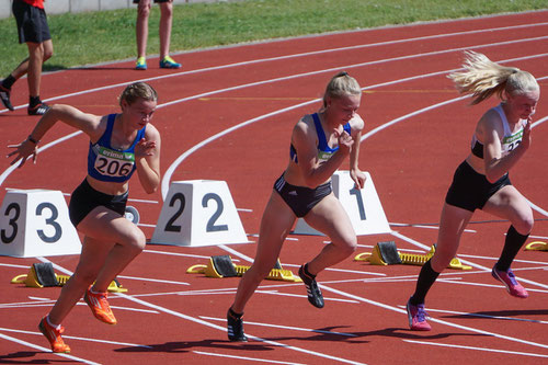 Rieke Unland (Bildmitte) lief in 12,79 Sekunden auf den Silberrang über 100m der U16.