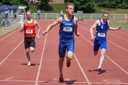 Michel Boeck (Mitte) siegte überr 100 und 200m und mit der StG Rhede-Sonsbeck-Wesel über 4x100m. (Foto: Roman Buhl)