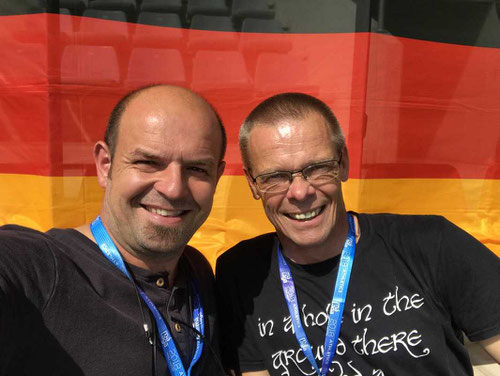 Reiner Heweling und sein Trainer Roman Buhl (links) freuten sich riesig über die tolle Leistung.
