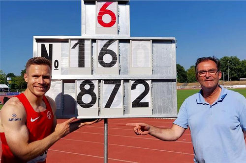 Markus Rehm zeigt es an: Die 8,72 Meter sind Weltrekord im Para-Weitsprung. Einer der ersten Gratulanten ist der Meetingorganisator Jürgen Palm, Stützpunktleiter beim LAZ Rhede. Foto: Matthias Grütter