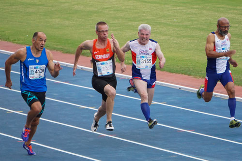 Reiner Heweling (Zweiter von links) holte in Malaga die Bronzemedaille über 100m der M55. (Foto: Roman Buhl)