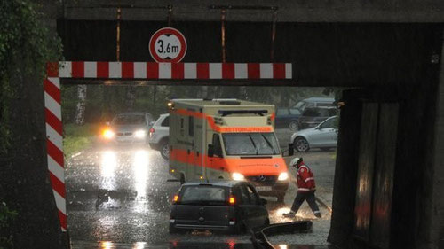 Knietief mit Wasser geflutete Unterführung