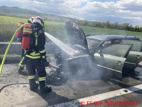Feuerwehr; Blaulicht; FF Wiener Neudorf; PKW; Brand; A2;