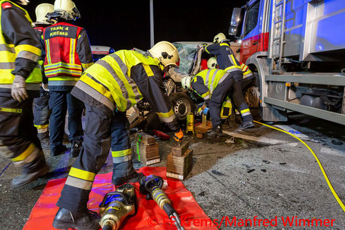 Feuerwehr; Blaulicht; FF Krems; Unfall; PKW; LKW; S5;