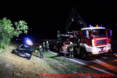 Feuerwehr; Blaulicht; FF Wiener Neustadt; Brand; Müllzerkleinerer;